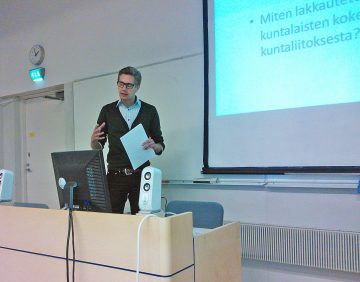 Meikäläisiä ja teikäläisiä seminaarisalissa