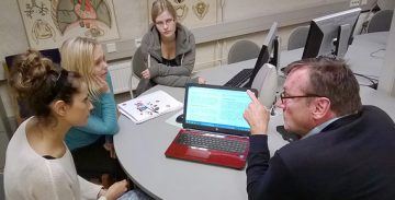 Kääntäjäopiskelijat heittäytyvät työelämäsimulaatioon työpajakursseilla