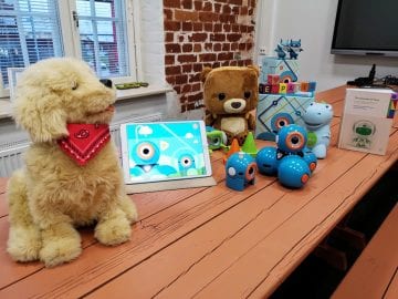 PLoP tutki: Esikouluikäisten empatiataidot kehittyvät robottikoiran ja elävän koiran kanssa