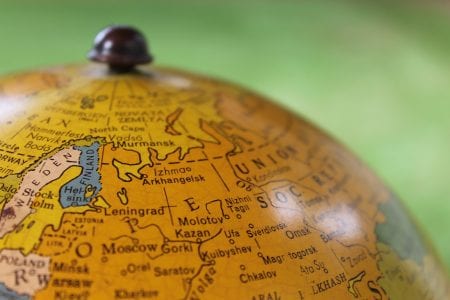Lähikuva vanhasta karttapallosta, josta näkyvissä Suomen lisäksi iso osa Neuvostoliittoa.