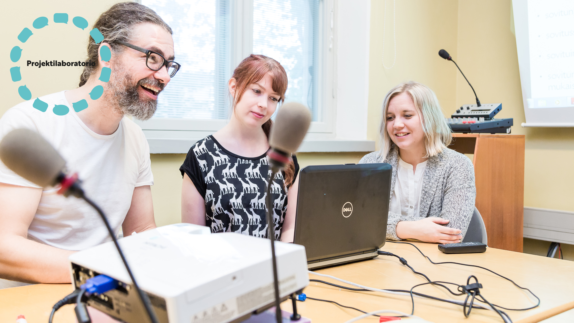 Henkilöitä kielistrudiossa ja sarjan tunnuskuva.