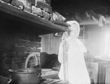 Lapsipiikojen muistoja työstä ja palveluspaikoista 1800- ja 1900-lukujen vaihteen Suomessa