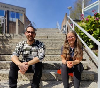 Akateemisten suomenoppijoiden opinto- ja urapolkuja tukemassa
