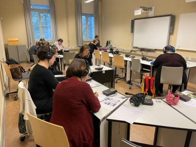 Ihmisiä luentotilassa opetusharjoitteiden parissa