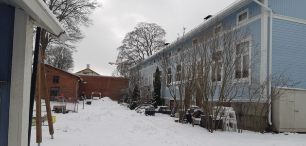 Näkymä Port Arthurin puutalokortteleiden talviselle sisäpihalle