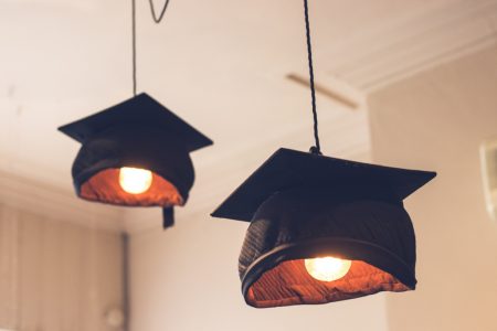 Tohtorinhatuista tehtyjä kattovalaisimia