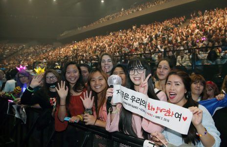 K-pop-faneja Pariisin vuoden 2016 KCON-konsertissa.