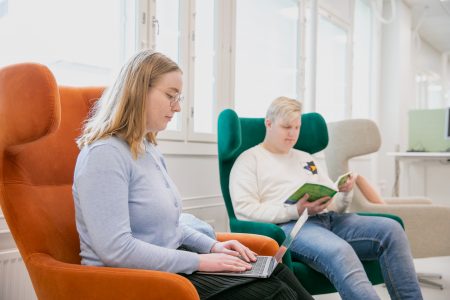 Opiskelijoita opiskelemassa kirjastossa.