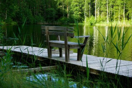 Kuvituskuva: Puinen penkki laiturilla