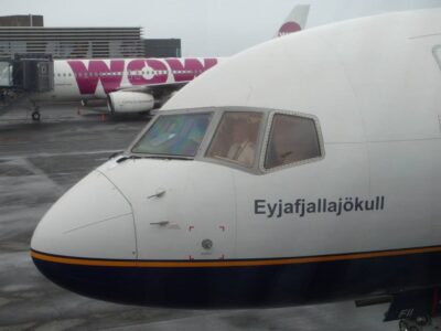 Icelandairin lentokone, jossa lukee nimi Eyjafjallajökull. Taustalla WOW Airin kone, jossa lukee "Going to Iceland?"
