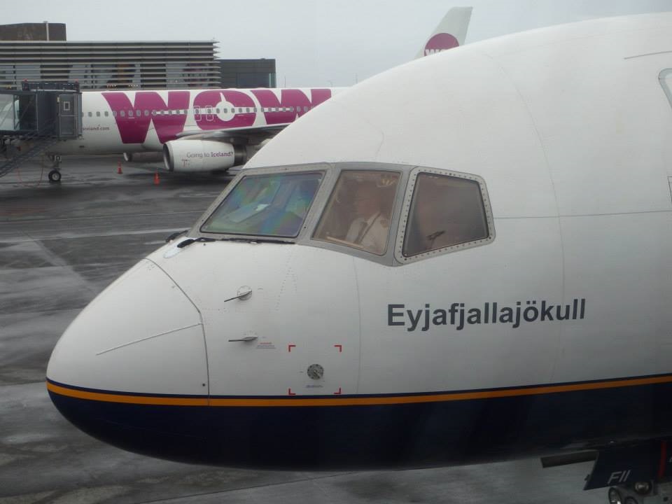 Icelandairin lentokone, jossa lukee nimi Eyjafjallajökull. Taustalla WOW Airin kone, jossa lukee "Going to Iceland?"