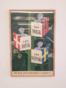 En tavla där det står "Les norsk, læs dansk, läs svenska og føl dem hjemme i Norden".