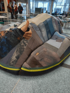 Humanistisen tiedekunnan rakennuksen Arcanumin aulatilassa on kierrätystekstiileistä valmistettuja taide-teoksia, jotka ovat myös pehmeitä lepopaikkoja. 