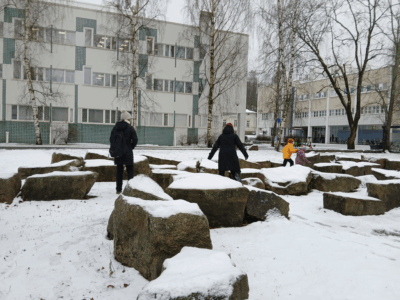 Suurista kivistä muodostettu kehä kampusalueen keskellä.