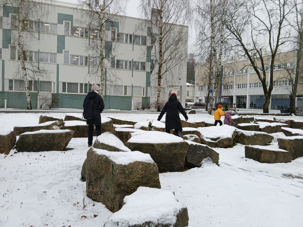 Suurista kivistä muodostettu kehä kampusalueen keskellä.