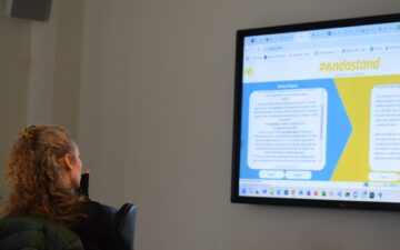 Nainen katsoo näyttöä, jossa Endostandin verkkoalustaa esitellään.