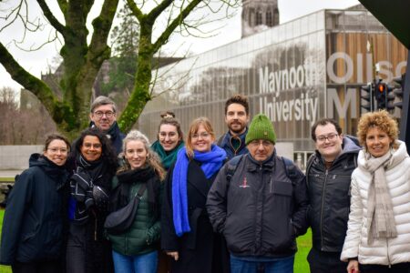 #ENDOs-projektin tutkijoista ja suunnittelijoista. Ihmiset hymyilevät ja taustalla näkyy rakennus, jossa lukee Maynooth yliopisto.