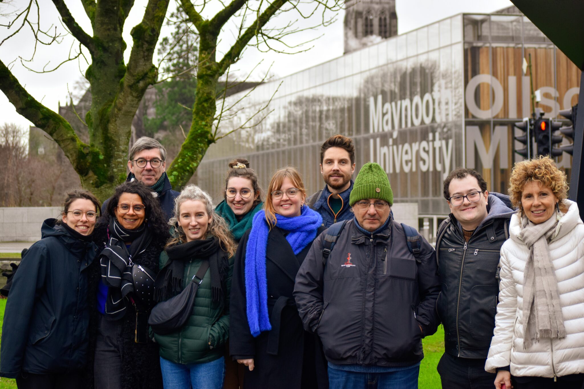 #ENDOs-projektin tutkijoista ja suunnittelijoista. Ihmiset hymyilevät ja taustalla näkyy rakennus, jossa lukee Maynooth yliopisto.