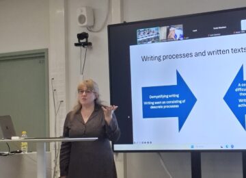 Professori Victoria Johansson luennoimassa tekoälyn vaikutuksesta kirjoittamiseen