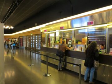 Asiakkaita asioimassa lippuluukulla.