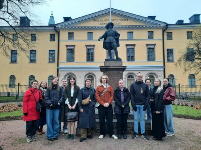 Studenterna utanför Åbo hovrätt som vi också besökte under kursen.