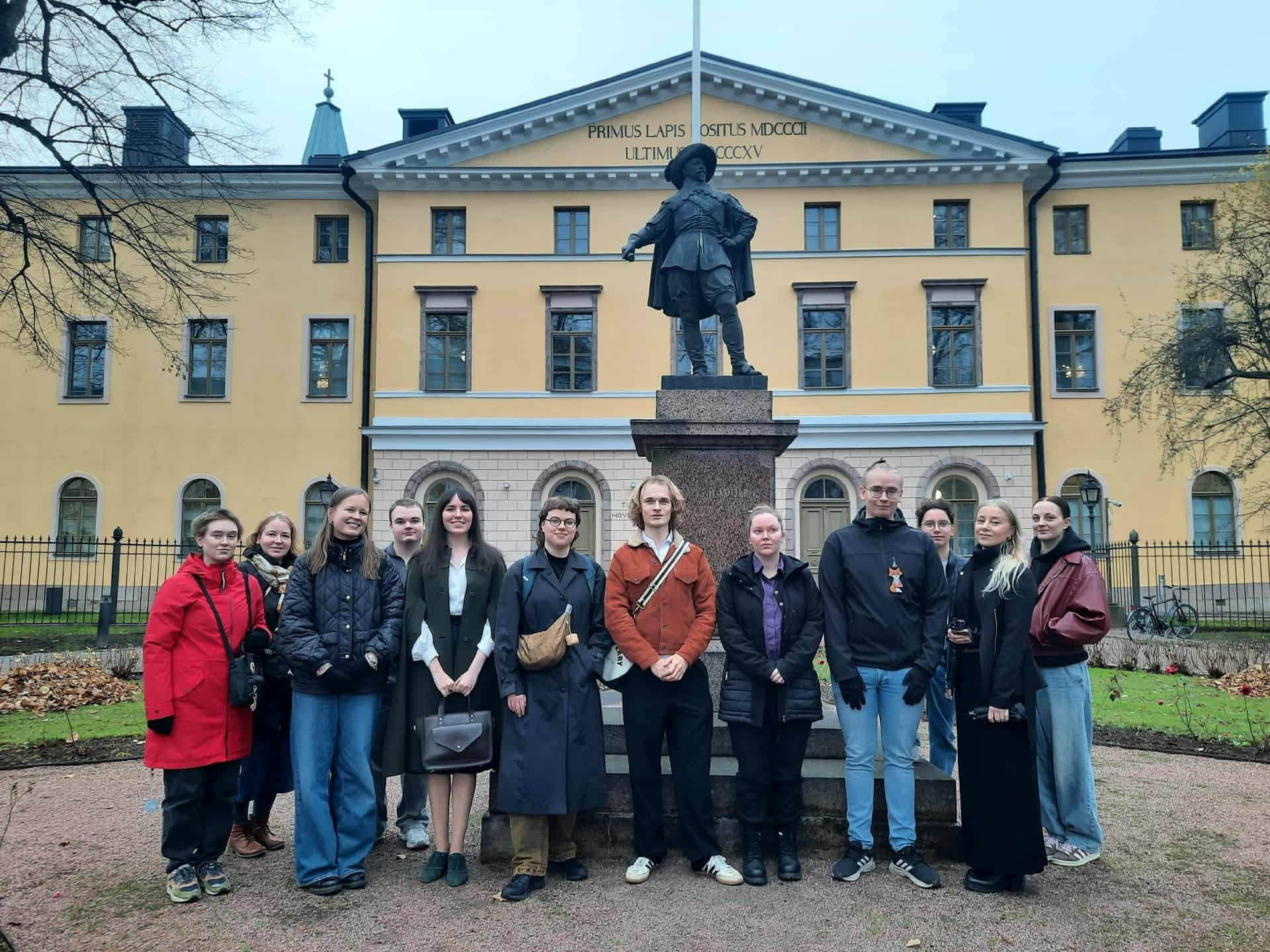 Studenterna utanför Åbo hovrätt som vi också besökte under kursen.