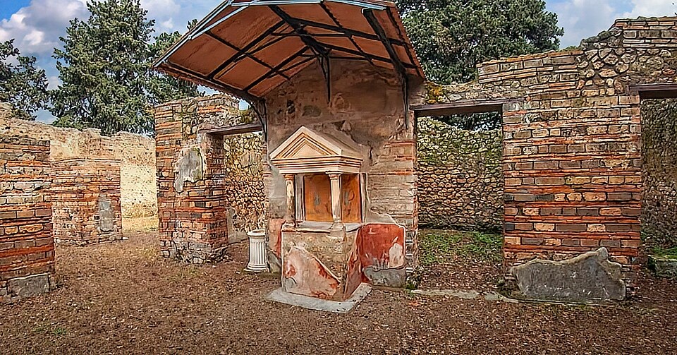 Pompejilaisen talon rauniot, joissa on näkyvissä kotialttari eli lararium.