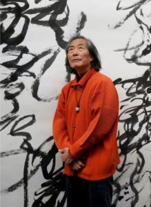 Wang katsoo ylöspäin kuin tarkastelisi tähtitaivasta.