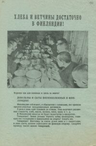 Vihersävyiselle paperille on painettu venäjänkielisen otsikon alle kuva pitkästä, katetusta lankkupöydästä, jonka ääressä joukko lyhythuiksisia miesoletettuja on syömässä. Kuvan alla on venäjänkielistä tekstiä. 